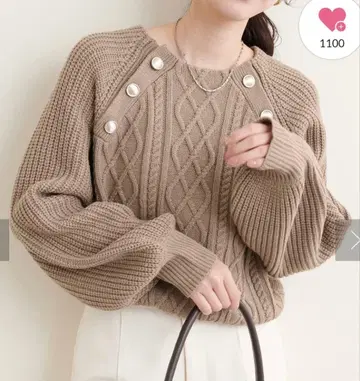 내추럴 꾸뛰르 단추 디자인 케이블 니트 모카