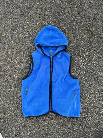 후드 부착 파랑 플리스 베스트