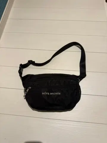 selva secreta 블랙 숄더백, 웨스트 파우치