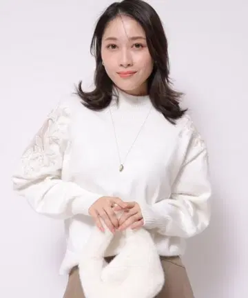 Apuweiser-riche 아지메 몰 자수 니트