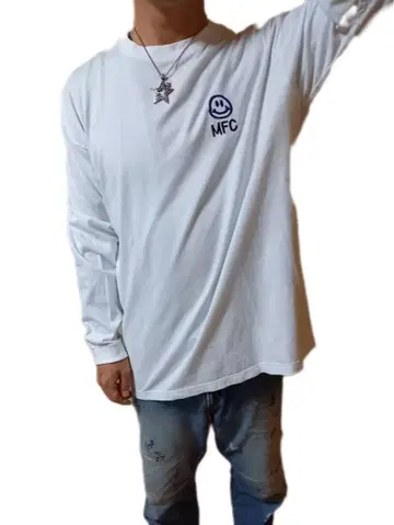 MFC 로고 포함 화이트 긴팔 티셔츠