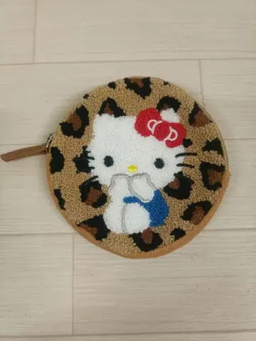 산리오 캐릭터즈 헬로키티 레오파드 무늬 사가라 서클 파우치