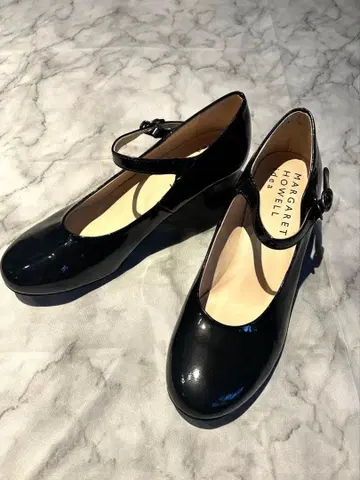 MARGARETHOWELL 에나멜 멜리 제인 스트랩 24.5