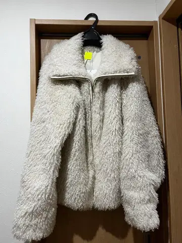 WCJ 에코 퍼 몬스터 코트 아이보리