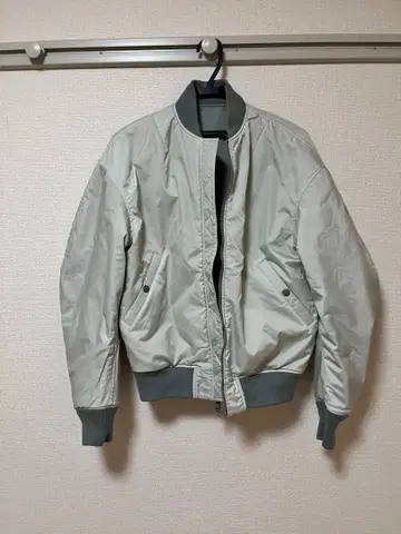 정가 45,100엔 (세금 포함) AK+1 빔즈 리버서블 MA1 블루종