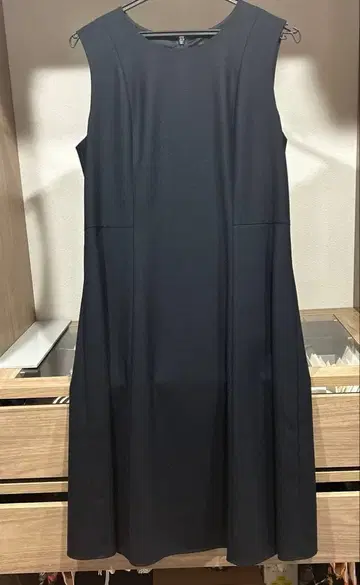 Theory 슬리브리스 무릎 기장 원피스 사이즈 4 11호