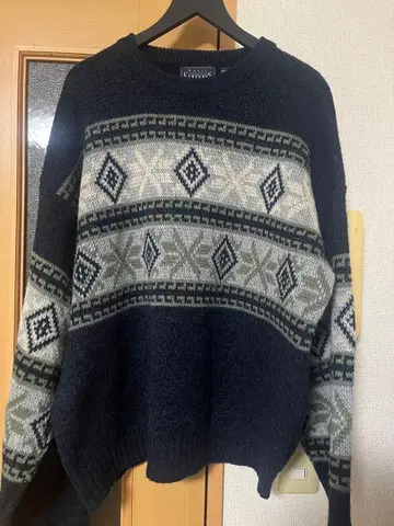 네이비 기하학 패턴 니트 스웨터