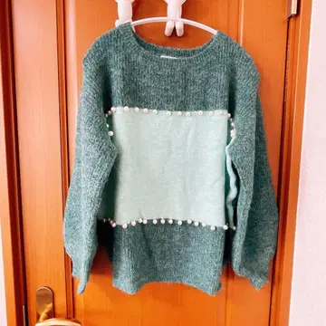 그린 계열 펄 장식 니트 스웨터