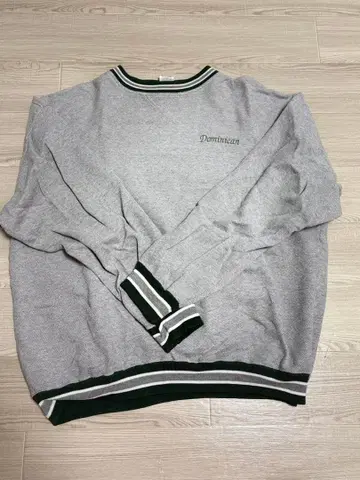 Dominican 자수 그레이 트레이닝복