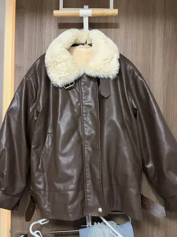 브라운 가죽 아우터 인조 모피 카라 부착