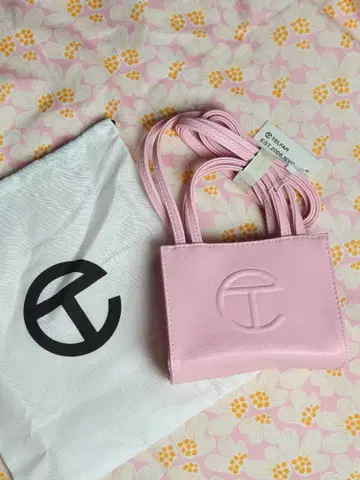 핑크 엠보싱 로고 숄더백