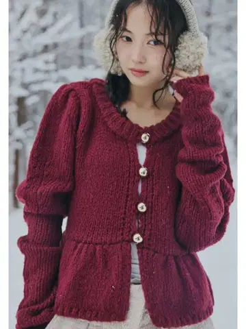 [ 새상품 ] Andequal 골드 버튼 퍼프 슬리브 니트 (보르도)