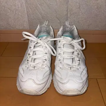 [최종 가격 인하] SKECHERS 화이트 스니커즈