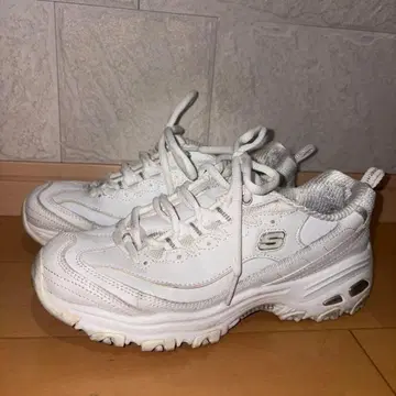 [최종 가격 인하] SKECHERS 화이트 스니커즈