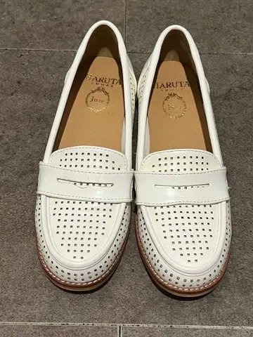 HARUTA 화이트 펀칭 로퍼