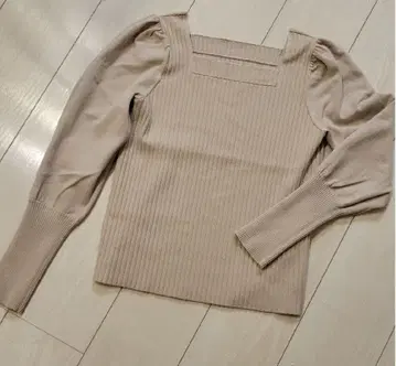 노블 Noble 베이지 퍼프 슬리브 스퀘어넥 스퀘어