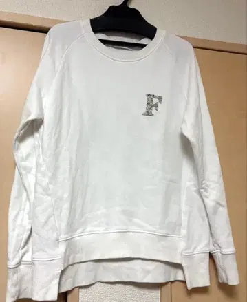 추천 FENNEL 비즈 자수 F 로고 화이트 맨투맨