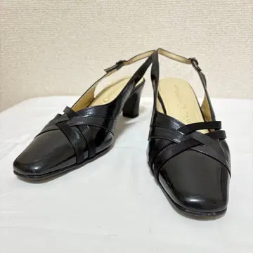 새상품급 리즈컴포트 일본제 크로스 스트랩 백 벨트 펌프스 23.5cm