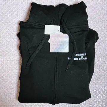 SEVENTEEN x 산리오 지퍼 후드티