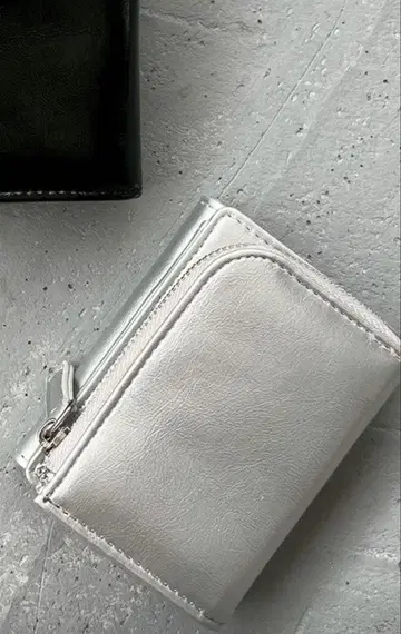LOWRY FARM 실버 지퍼 접이식 지갑