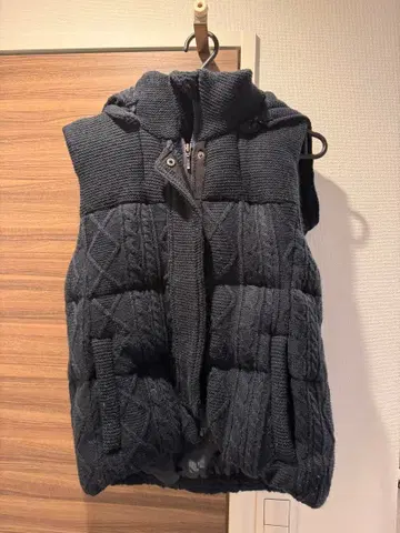 네이비 후드 부착 깃털 다운 베스트