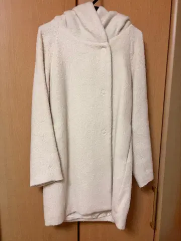 보아 소재 후드 부착 롱 코트