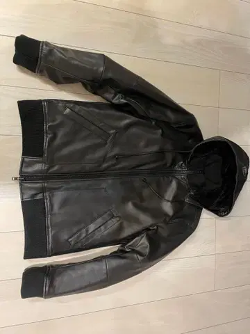 후드 부착 블랙 가죽 자켓