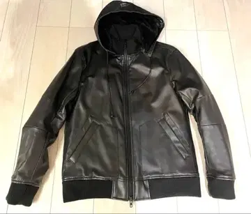 후드 부착 블랙 가죽 자켓