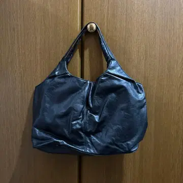 블랙의 심플한 토트백