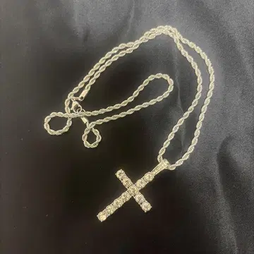 실버 크로스 모티브 목걸이