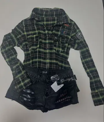 그린 체크 무늬 긴팔 셔츠와 숏팬츠