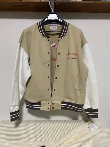 베이지/화이트 바시티 자켓