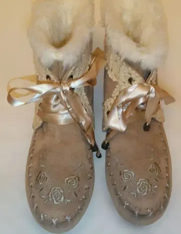 엑시즈팜 베이지 스웨이드 부츠 꽃 자수 퍼 포함