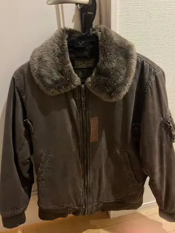 퍼 달린 다크 그레이 자켓