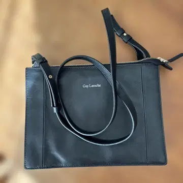Guy Laroche 블랙 가죽 숄더백