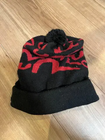 EVISU 폼폼 포함 니트 모자 블랙 레드