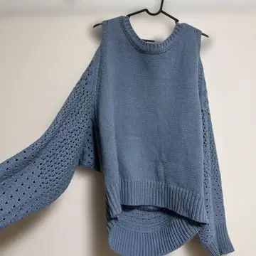 mystic 숄더 슬릿 니트 오픈 숄더 스카이블루 비침