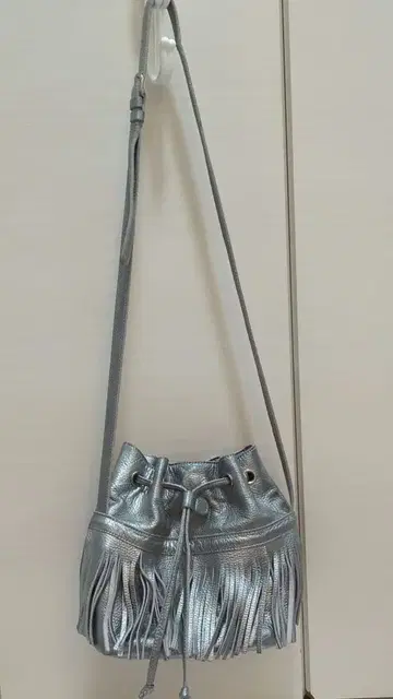 실버 가죽 프린지 숄더백