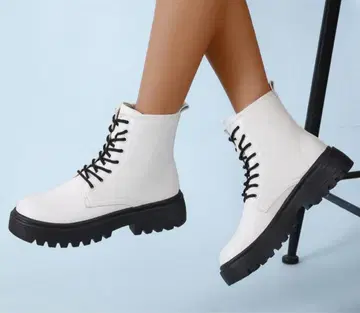 새상품 숏부츠 여성용 레이스업 통굽 부츠 화이트 25cm
