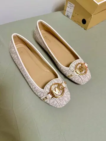 Michael Kors 로고 플랫슈즈 베이지