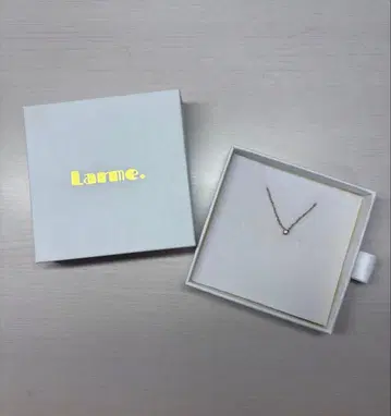 Larne. 목걸이 상자 및 종이 봉투 포함