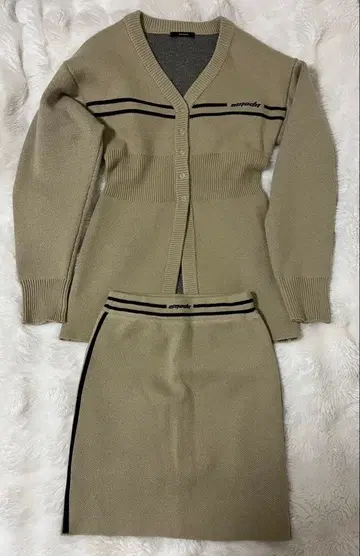 [EMODA] 츄즈라인 로고 가디건 셋업