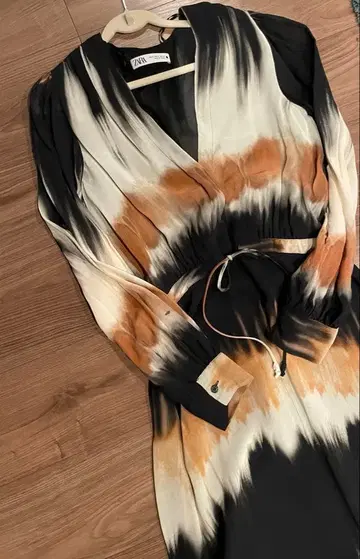 당일 발송 ZARA 타이다이 패턴 롱 드레스 V넥 자라