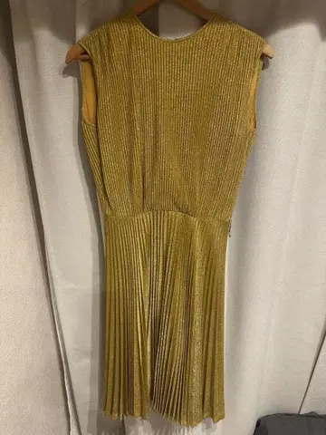 골드 플리츠 슬리브리스 원피스