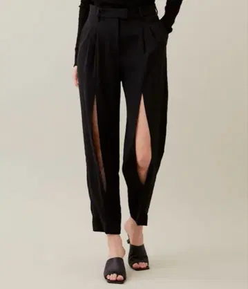 FUMIE=TANAKA/후미에타나카 슬릿 테이퍼드 팬츠