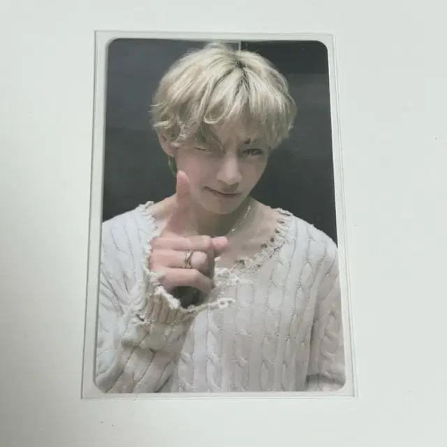 방탄 뷔 니트 태형 솔로 앨범 포카 레이오버 위버스 특전