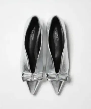 BEAUTY&YOUTH 메탈릭 리본 V컷 플랫슈즈