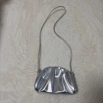 실버 플리츠 디자인 숄더백