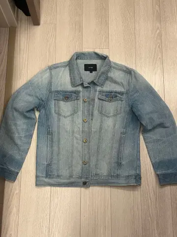 짧은 기장의 라이트 블루 데님 자켓