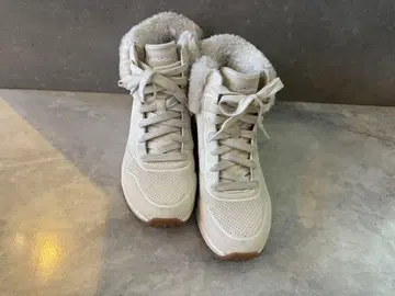 퍼 달린 화이트 하이컷 스니커즈 SKECHERS